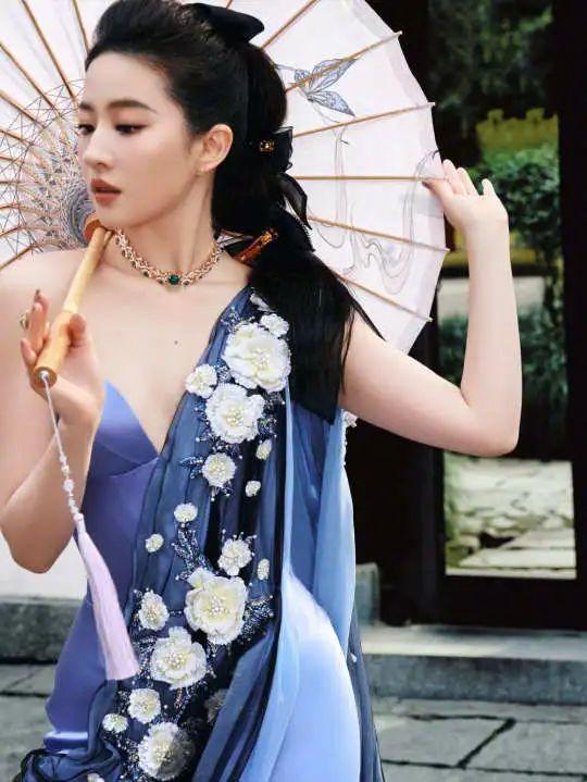 38岁刘亦菲生图又翻车？你别穿抹胸了！(图6)